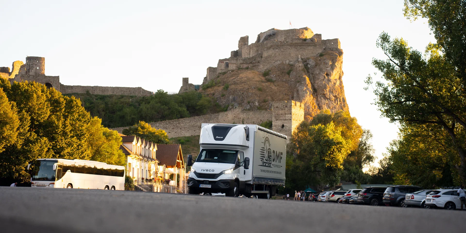 Planenfahrzeug von DMF Express unterhalb der Burg Devín bei Bratislava