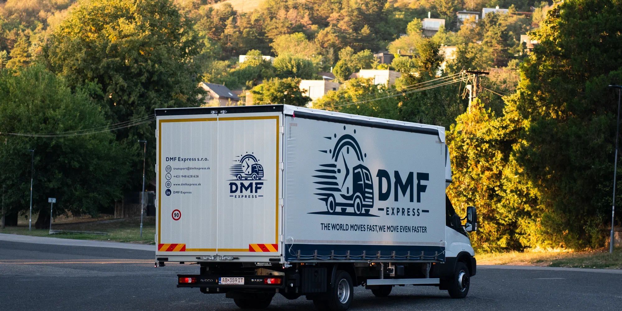 Geöffneter Planenaufbau eines Fahrzeugs von DMF Express für die seitliche Beladung palettierter Teilladungen