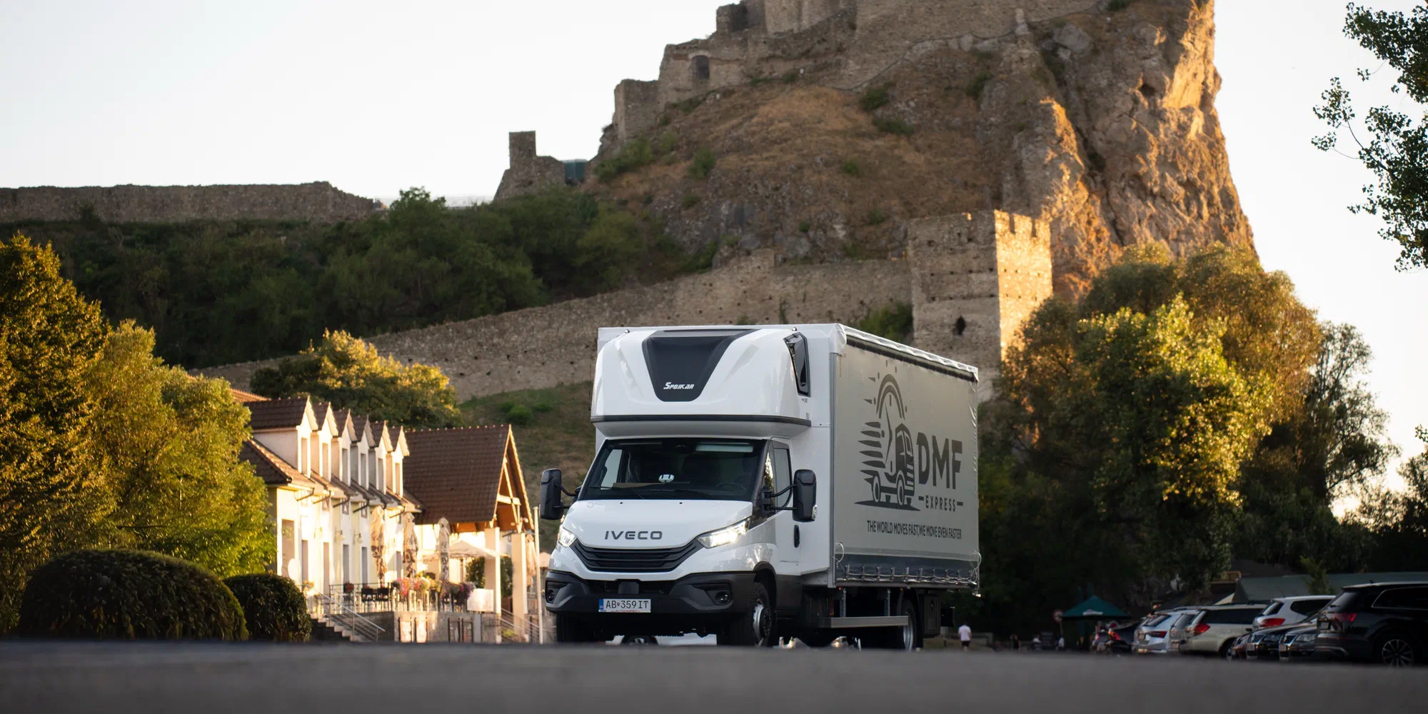 Lkw von DMF Express auf einer europäischen Straße mit einer Komplettladung