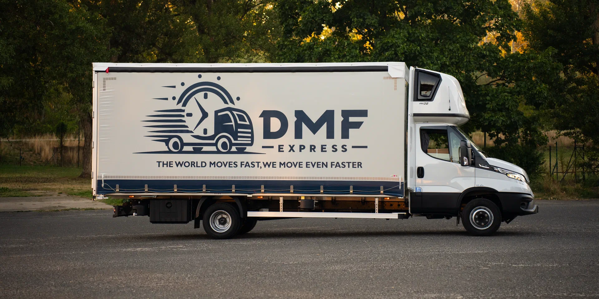 7,2-t-Planenfahrzeug Iveco Daily von DMF Express in der Seitenansicht mit dem kompletten Planenaufbau