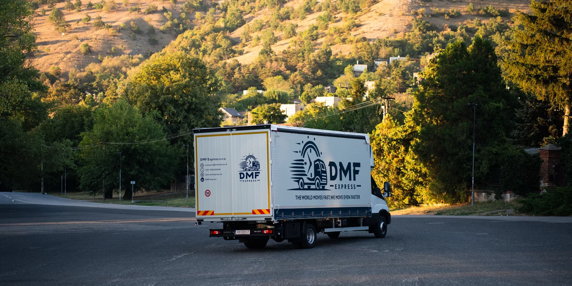 Planenfahrzeug von DMF Express auf einer internationalen Transportroute in Europa
