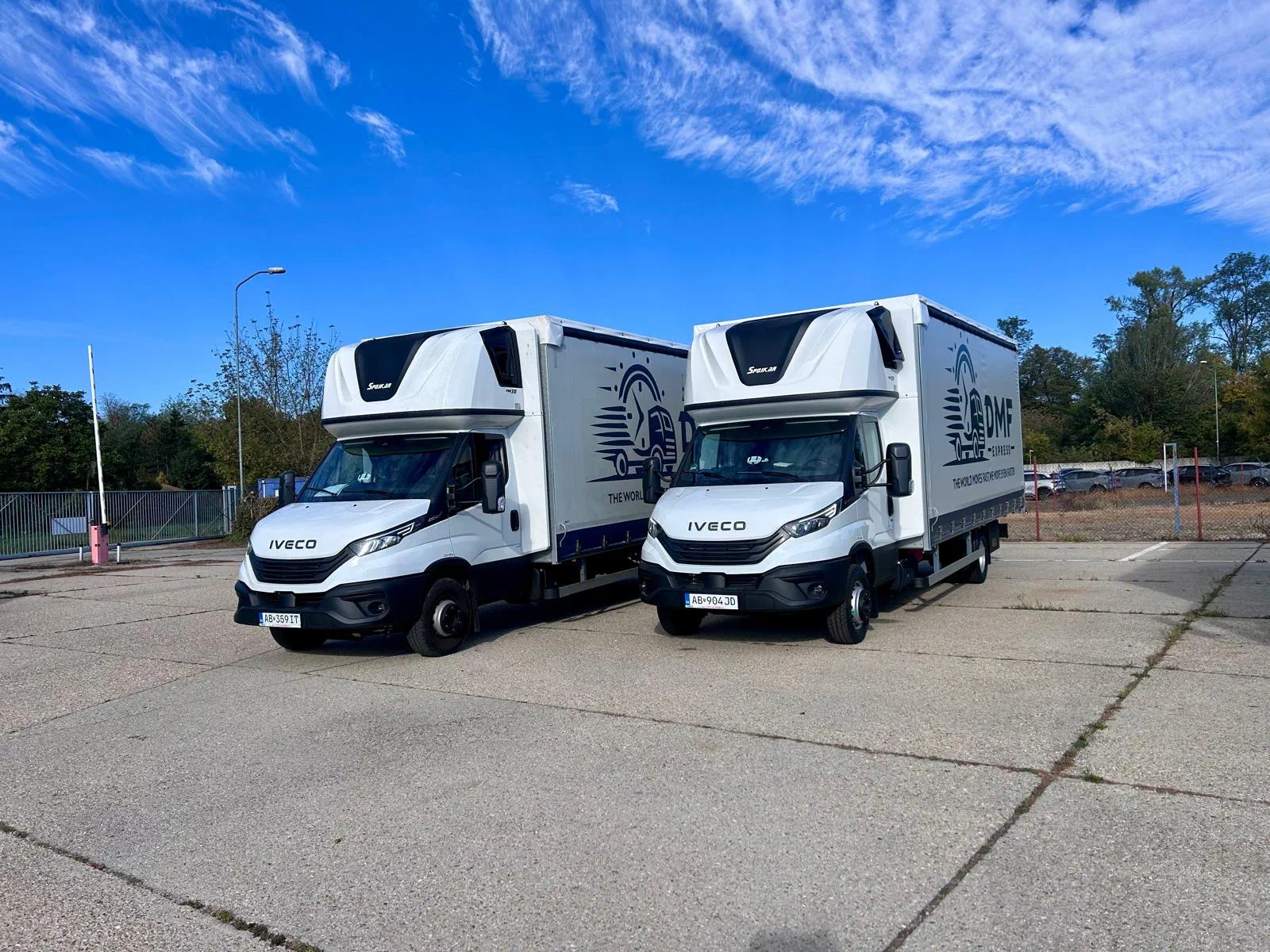 Zwei 7,2-t-Planenfahrzeuge Iveco Daily von DMF Express nebeneinander geparkt